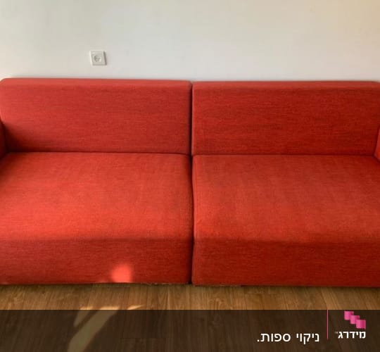 ספה אדומה נקייה על רצפת עץ